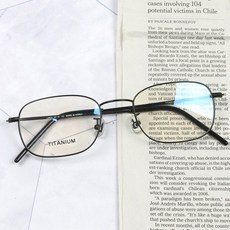 The Brille β鈦超薄方形展示鏡片眼鏡
