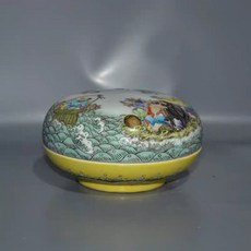 手繪粉彩八仙過海人物紋印泥盒, 如圖所示