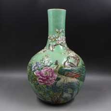 浮雕粉彩 牡丹花鳥天球瓶 高40.2釐米, 如圖所示