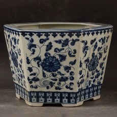 瓷器 青花纏枝紋六方花盆, 如圖所示