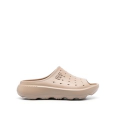 어그 슬라이드 잇 엠보스드 로고 샌들