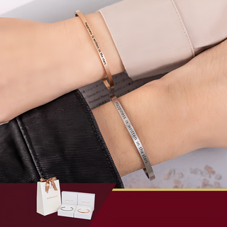 MARIGOLD 美爾朵 耳語思長甜蜜字句情侶C形手環禮盒 鈦鋼 ATS077