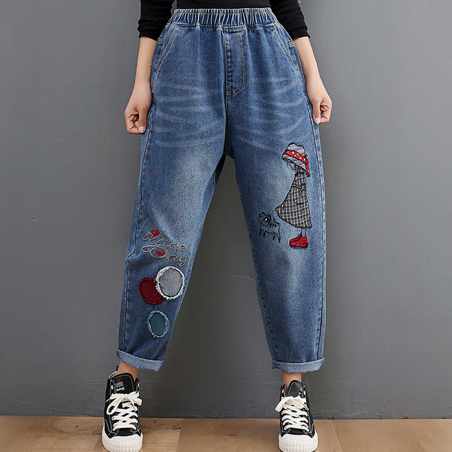Queenis 女款卡通鬆緊刺繡哈倫牛仔褲