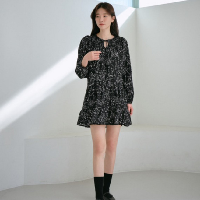 Goodif 女款V領小碎花傘狀連身裙, 黑色