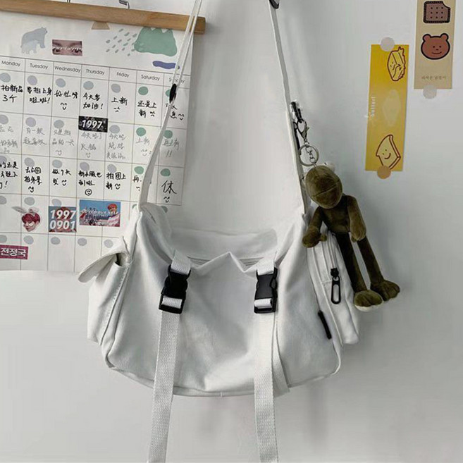 INFIOUS Laju 口袋斜背郵差包 + 玩偶鑰匙圈組, 白色(郵差包), 青蛙(鑰匙圈)