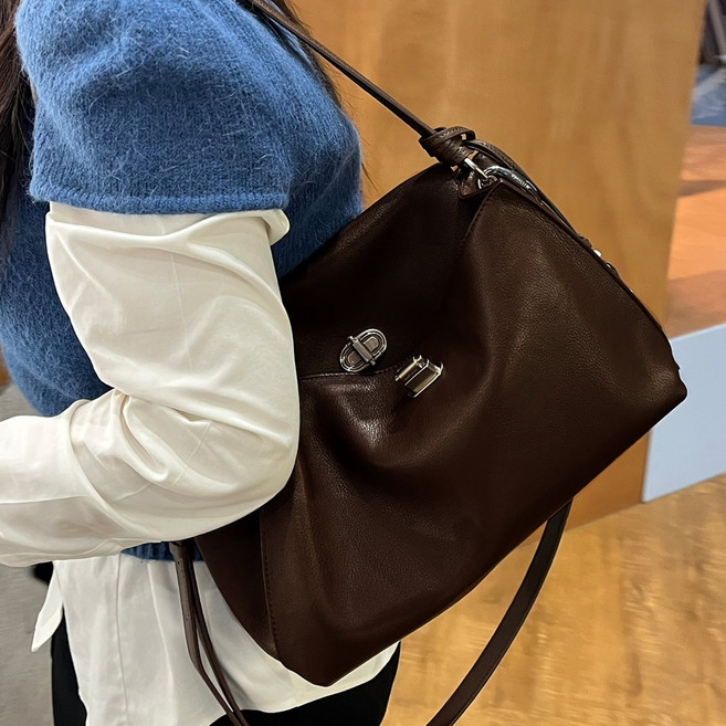 JILLSTUART 皮革裝飾肩揹包 M, 深棕色