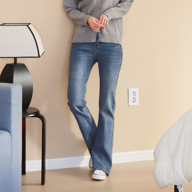 SUBI.JEANS 女款內刷毛腰部長版修身靴型牛仔褲 SP136