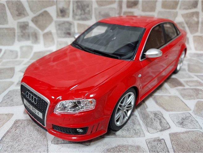 OTTO OT400 Audi RS4 (B7) 4.2 FSi 2005 亮紅色 交通工具模型, 1個
