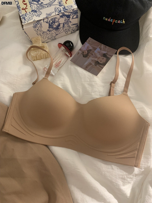 QRU 顯圓薄款無痕內衣女大胸顯小聚攏連體杯無鋼圈軟支撐抹胸式文胸罩