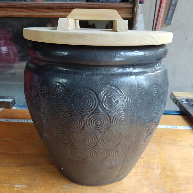 鵬宗小舖 苗栗水缸 1斗 古早味米甕 米缸 花盆 儲物桶 - 可放米 養魚 種花 貓狗糧 茶葉 招財 擺設 風水, 1斗黑色+木蓋, 黑色