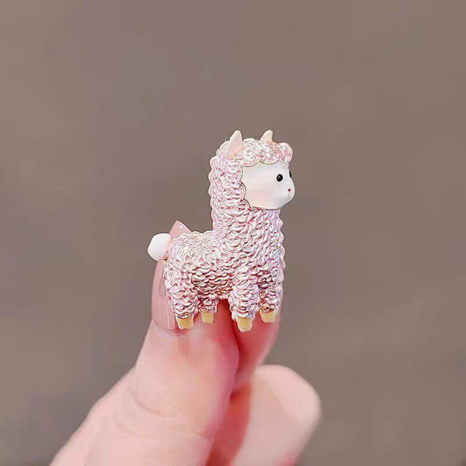 好可愛 可愛羊駝胸針 女個性綿羊別針動物防走光扣毛衣西裝配飾 白色粉色隨機