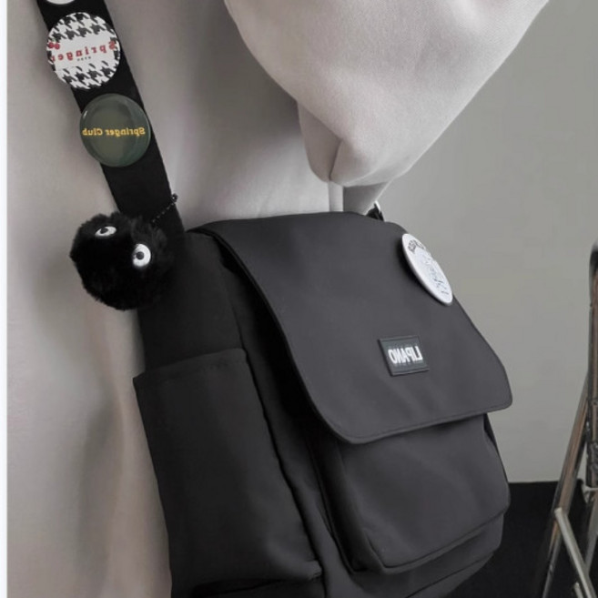 YIYIBAG 側背包 郵差包, 黑色+定製徽章+黑煤球,普通版(普通面料無加固加厚)