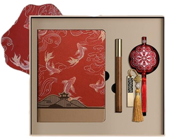 國潮古風千里江山絲綢手帳禮盒, 13020 - 紅白 - 好運錦鯉 絲綢本 檀木筆 流蘇u盤 香包 團扇 配禮盒禮袋, 1個