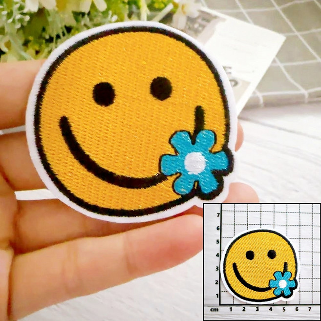 皮卡布 刺繡燙布貼 微笑小花 徽章Patch, 1個, SMILE,魔鬼氈勾面附毛面, SMILE, 魔鬼氈勾面附毛面