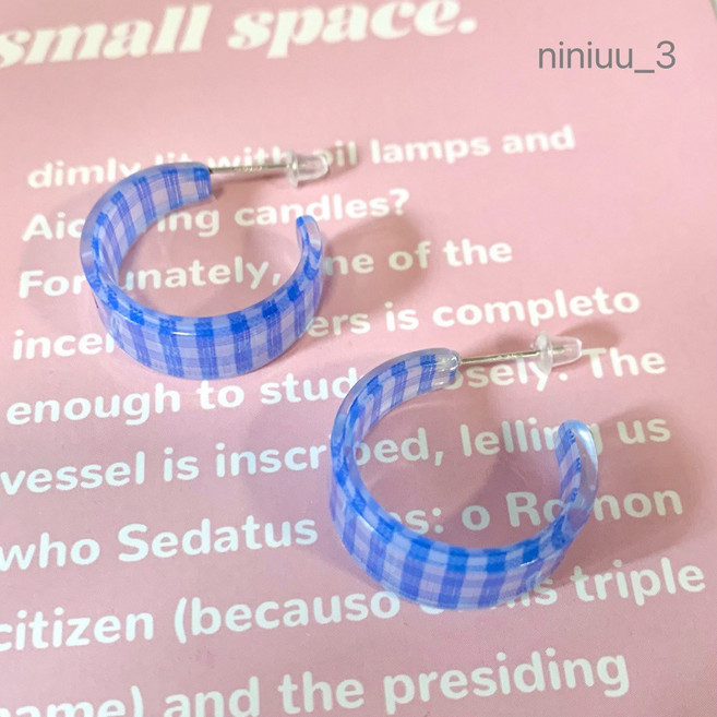 niniuu_3 S925銀針格紋C型壓克力耳環 復古Y2K甜美格子耳釘 粉藍兩色