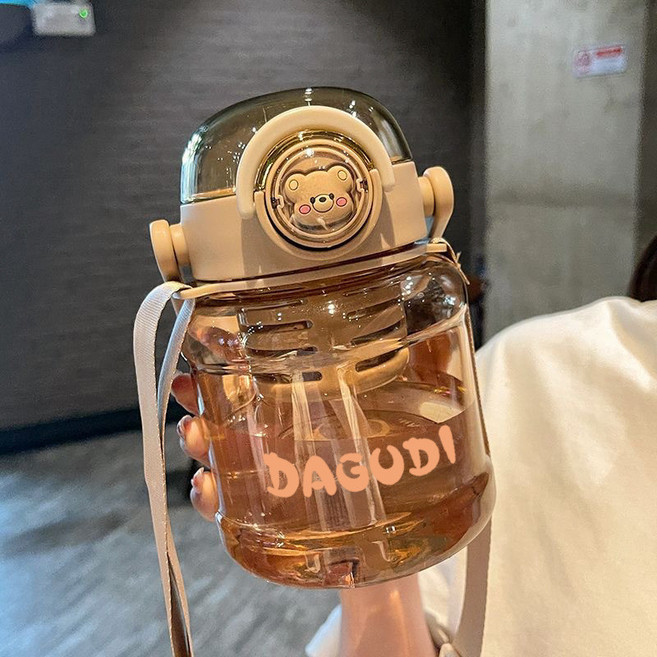 DAGUDI 公仔胖胖杯 1000ml 大容量吸管水壺 附背帶 耐熱防漏兒童運動水杯, 1個, 背帶茶隔水壺咖色-1000ml