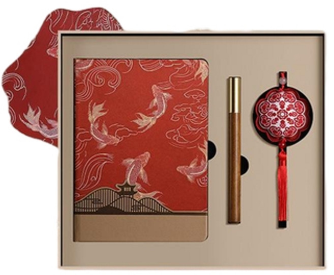 國潮古風千里江山絲綢手帳禮盒, 13020 - 紅白 - 好運錦鯉 絲綢本 木筆 香包 團扇 配禮盒禮袋, 1個