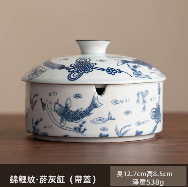 GUEFOON 青花陶瓷陶瓷帶蓋防飛灰菸灰缸家用, 1個, 青花菸灰缸-錦鯉(帶蓋):如圖所示(2689)