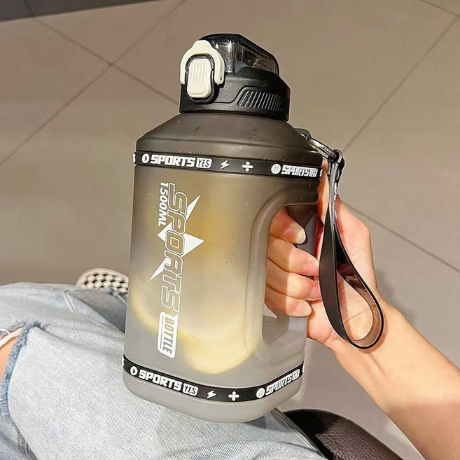 大容量運動水杯 1500ml 吸管訓練水壺, 1個, 漸變黑1510ML吸管蓋668提繩,標準款漏水包賠安全無異味, 漸變黑, 1510