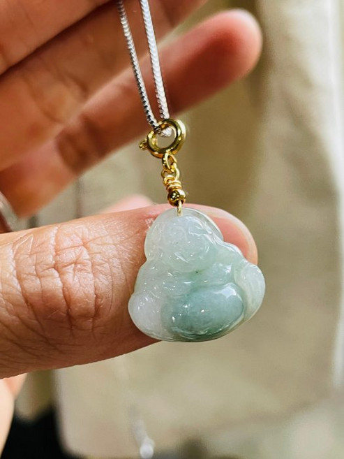 玉石彌勒佛翡翠墜項鍊 冰潤飄花 輕巧可愛 祥和平靜, 圈粉價~天然A甸玉 冰潤飄花佛公/彌勒佛翡翠小佛墜 乾淨膠潤底裝帶藍綠 小巧易配戴, 1個