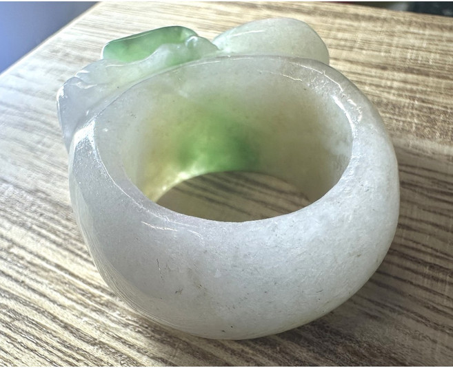 玉飾戒指, 白底青, 1個