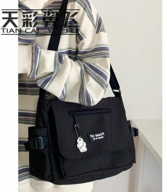 斜挎包 大學生斜挎包 休閒揹包 單肩包 日系女包 簡約郵差包 中學生包, 黑色 加強版 ,包包+隨機吊墜+趴趴熊掛件