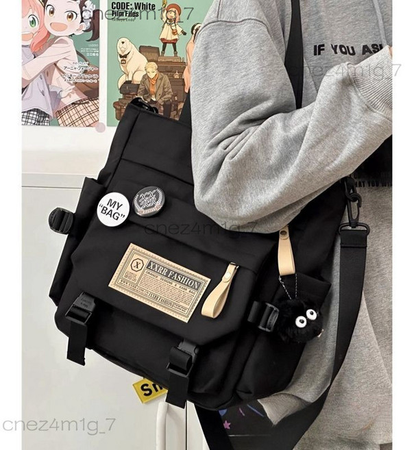 XXRR FASHION 日系工裝風 帆布托特包 復古休閒斜背包 A4課本收納 學生通勤包, 188黑色 升級版面料加厚防水耐磨 包包加三枚隨機徽章 不指定