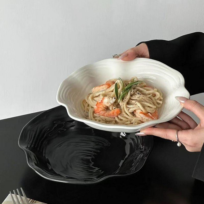 新品 簡約高級盤子創意高顏值家用意麪餐具西餐盤草帽盤陶瓷湯盤 副廠商品, 1個, 不規則樹紋8.2寸荷口盤-2個白+黑, 白+黑