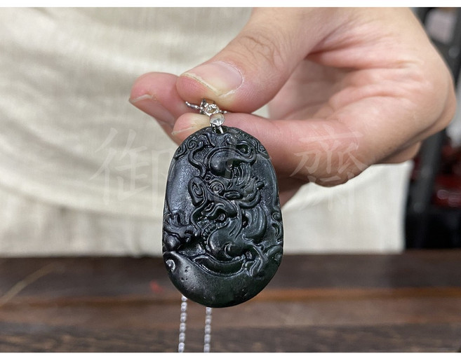 御古齋 墨玉精雕十二生肖玉墜 透光美平安掛件 附墜鍊 長34-35mm 寬21-22mm 厚5-7mm