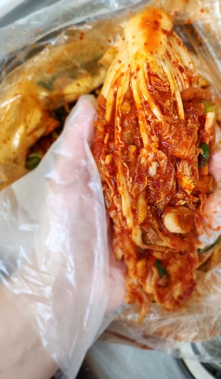 아삭한 도미솔 포기김치 5kg 사용감 참고 사진, 김치 단면과 양념