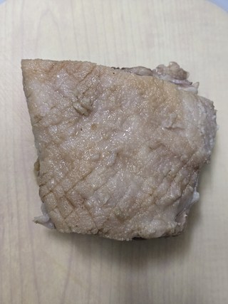 노릇하게 구워진 통삼겹살 캠핑 바베큐와 채소