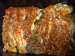 아삭한 도미솔 포기김치 5kg 사용감 참고 사진, 김치를 덜어 먹는 모습