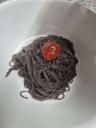 조선호랑이냉면 물냉면 냉면 밀키트 (5인분) 조리 후 고명과 함께 놓인 모습