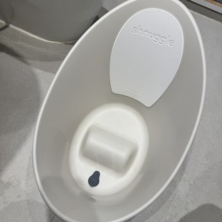 아기가 편안하게 앉아 있는 슈너글 아기욕조 실제 사용 모습