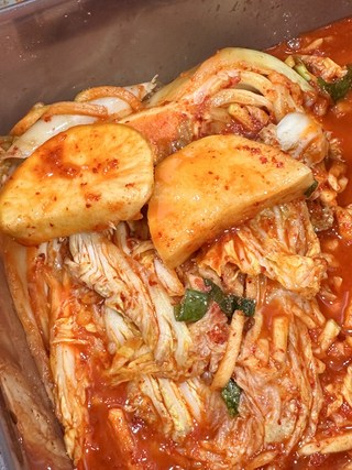 아삭한 도미솔 포기김치 5kg 사용감 참고 사진, 김치통에 담긴 김치