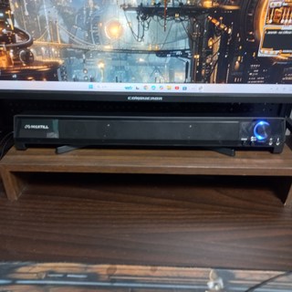 맥스틸 사운드바 설치 후 모습, PC 모니터 아래에 깔끔하게 배치된 모습