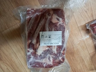 삶아서 썰어놓은 행복미트 통오겹살 수육이 접시에 담겨 있습니다.