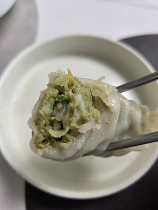 접시에 담긴 담두 왕만두와 간장 소스