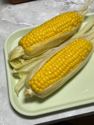 접시에 담겨 먹기 좋게 잘려 있는 고당도 초당옥수수