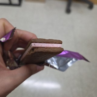 오리온 비쵸비 딸기, 125g, 3개 과자 여러 개와 우유 한 잔