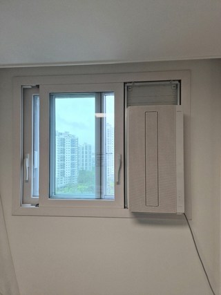 삼성 BESPOKE 무풍 윈도우핏 에어컨 설치 후 방 안에서 바라본 모습