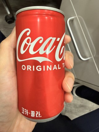 코카콜라 오리지널 190ml 캔 디자인과 그립감