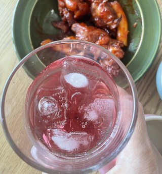 카사베르디 유기농 레드와인 비니거를 탄산수에 타서 마시는 모습으로 건강한 음료 대용으로 활용하는 모습이다.