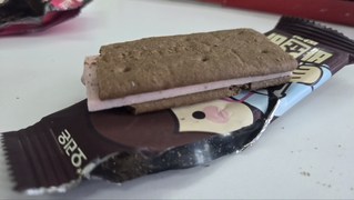 오리온 비쵸비 딸기, 125g, 3개 단면 사진, 두툼한 딸기 초콜릿 필링
