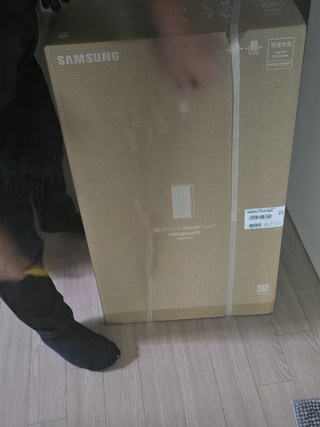 삼성 BESPOKE 무풍 윈도우핏 에어컨 리모컨과 SmartThings 앱 연동 모습