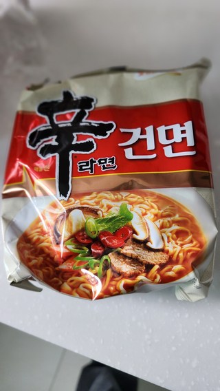 신라면 건면을 그릇에 담은 모습으로 김치와 함께 먹기 좋은 한 끼