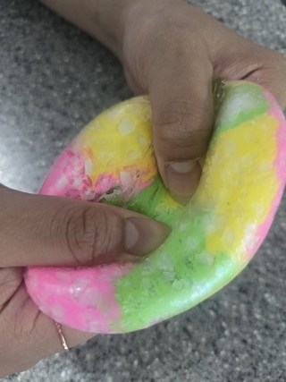 어플리티 콰사삭 왁뿌볼 왁스뿌시기 말랑이 스트레스볼 손으로 가지고 노는 모습