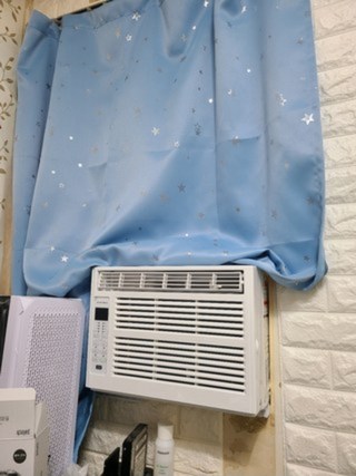 이동식 리모콘으로 조작 가능한 창문형 에어컨, 편리한 조작 기능