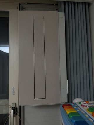 삼성 BESPOKE 무풍 윈도우핏 에어컨 설치 후 방 내부 모습