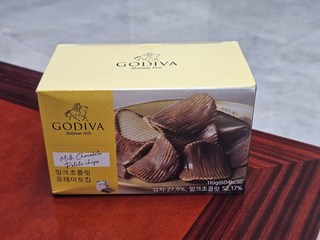 고디바 밀크 초콜릿 포테이토 칩 개봉 후 초콜릿 코팅 확인 사진